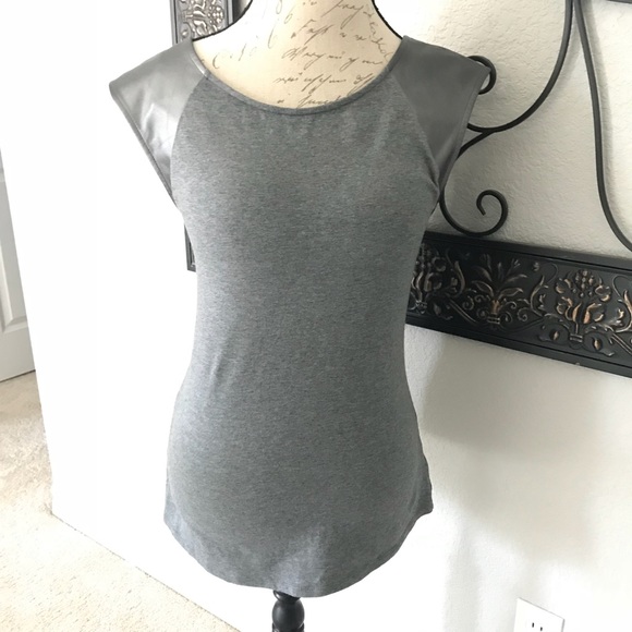 Lot 2 NEW Express Tops - Picture 3 of 8